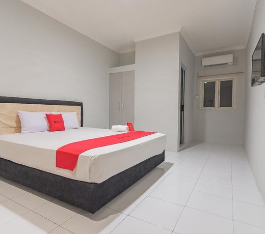 RedDoorz Plus @ Bukit Cinta Street