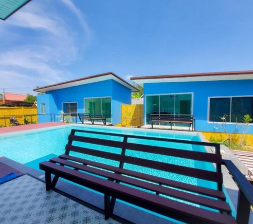 Rad Hut Pool Villa