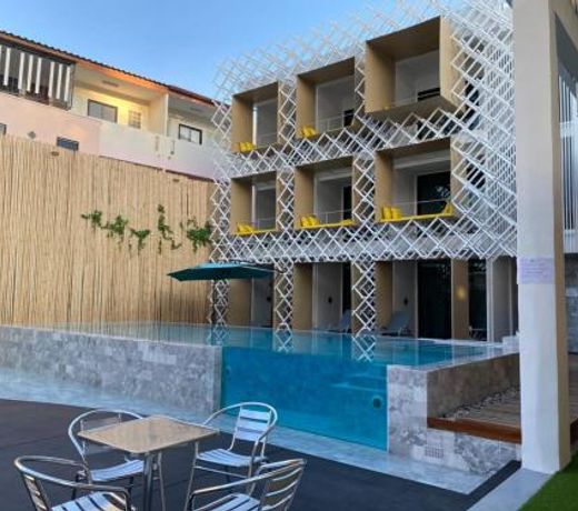 Yanud Hotel