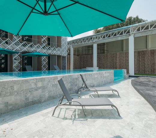 Yanud Hotel