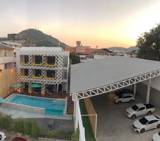 Yanud Hotel