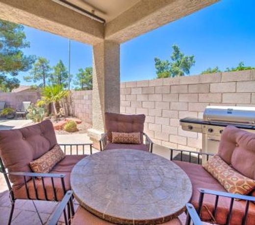 Immaculate Chandler House with Outdoor Living Space!