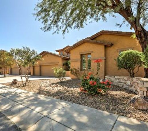 Family Oasis with Pool, 2 Mi to Downtown Chandler!