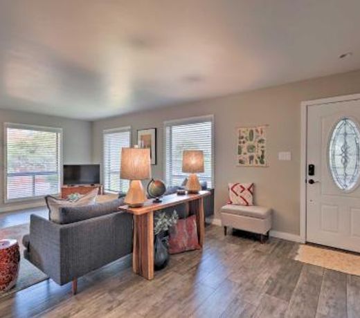 Modern W Sedona Home with Patio and Red Rock Views