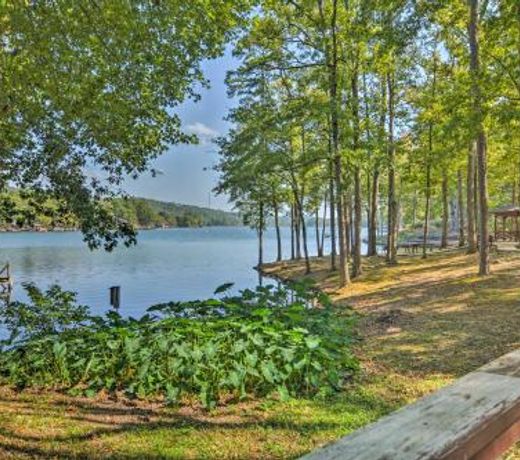 Private Lakefront Townhome in Hot Springs Village!