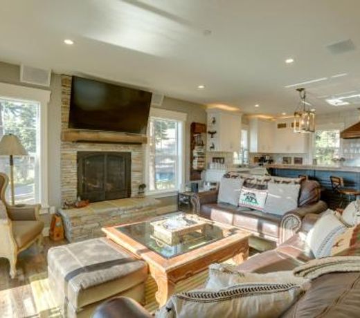 Stunning Luxury Cabin with Lake Tahoe Views and Hot Tub