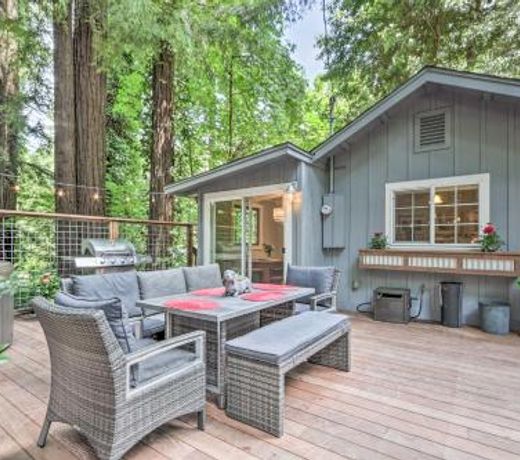Redwoods Treehouse Across From the Russian River!