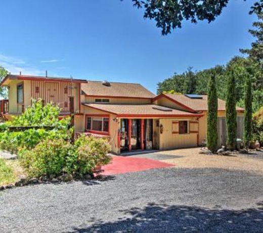 Converted Barn in Sebastopol with Private Patio!
