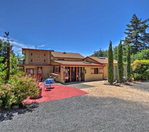 Converted Barn in Sebastopol with Private Patio!