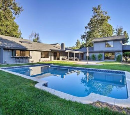 Fabulous Family Retreat - Tennis Court and Game Room