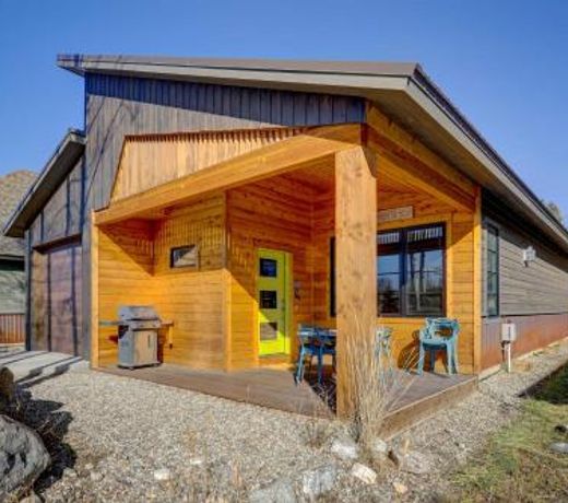 Cabin 2 Blocks to Lake and Short Walk to Town Center