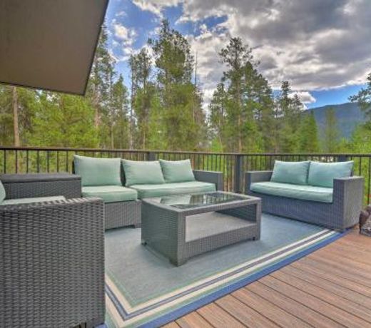 Luxury Central Grand Lake Home with Huge Deck and Hot Tub