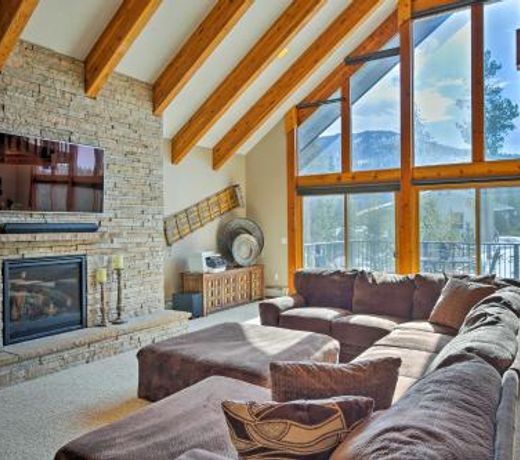 Luxury Central Grand Lake Home with Huge Deck and Hot Tub