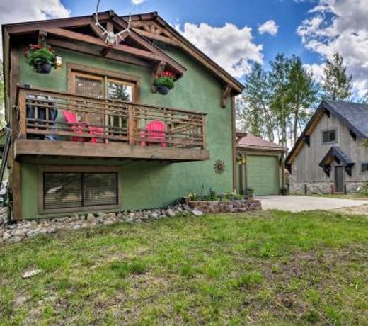 Rocky Mtn Retreat with Balcony, Fire Pit and Grill!