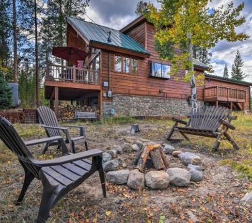 Cozy Grand Lake Home with Game Room and Fire Pit!