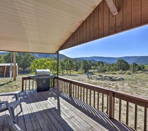 Peaceful Cabin with Deck 1 Mile to Navajo Lake!