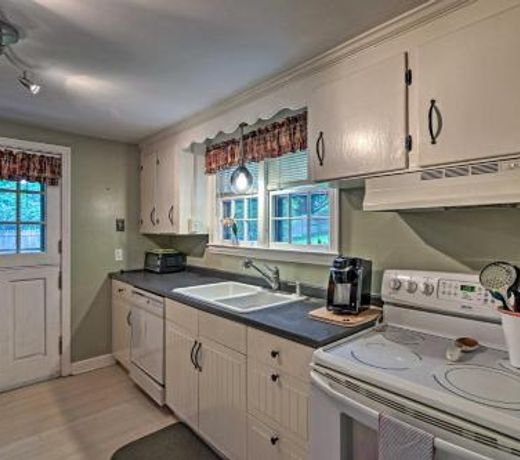 Historic Home with Large Yard Near Dwtn Essex!