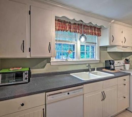 Historic Home with Large Yard Near Dwtn Essex!