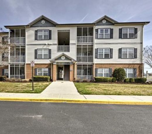 Elegant Coastal Resort Condo Minutes to Beaches!