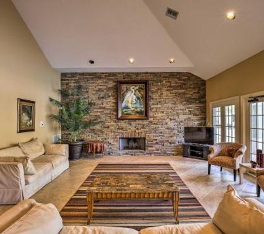 Chic Condo with Pool and Lanai, 4Mi to Clearwater Beach