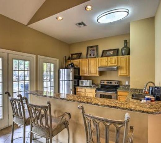 Chic Condo with Pool and Lanai, 4Mi to Clearwater Beach