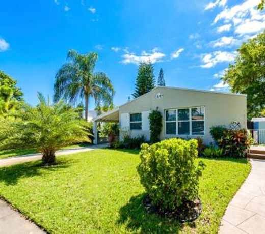 Modern Designer Home 3br-2ba, Huge Master Suite, Full Kitchen, Near Beach, Private Yard, Peaceful Neighborhood