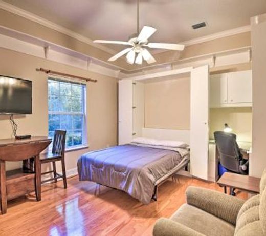 Spacious Milton House with Porch - on Golf Course!