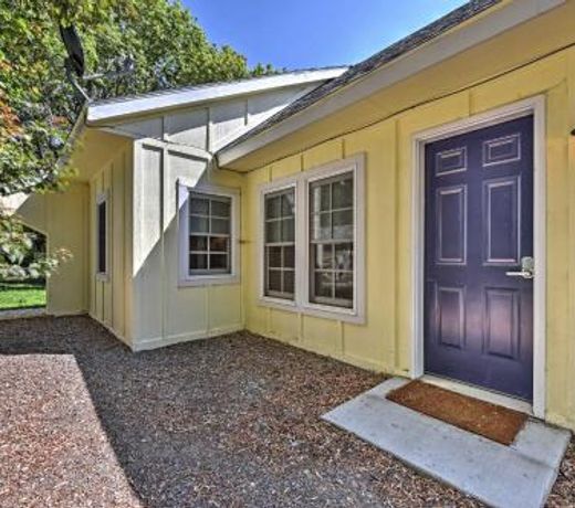 Historic Albion Mountain Cottage on Quiet Street!