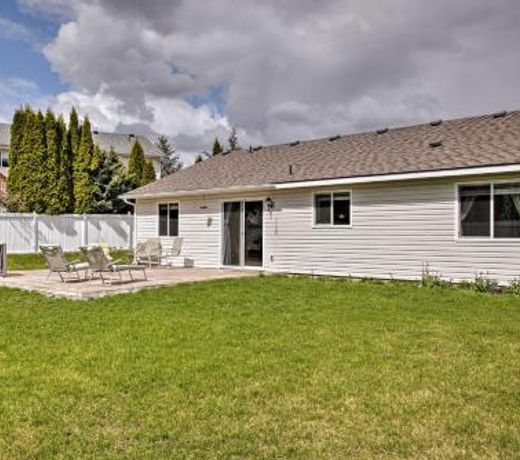 Cozy Getaway with Yard and Patio 4 Mi to Hayden Lake!