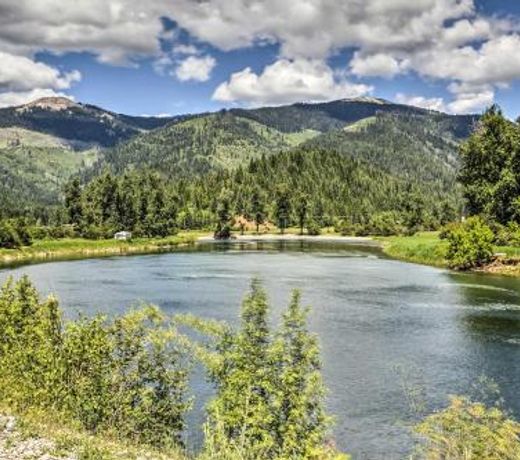 Private 2-Acre Retreat with MTN Views, Walk to River