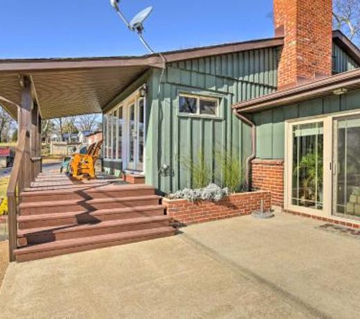 Charming Ohio River Home with Water Views and Porch!