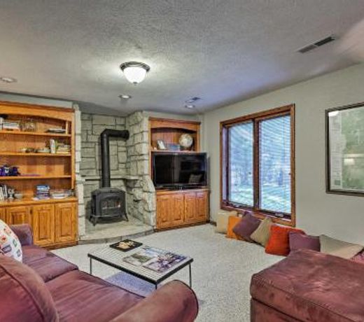 Quaint Getaway with Patio, 3 Mi to Kansas State