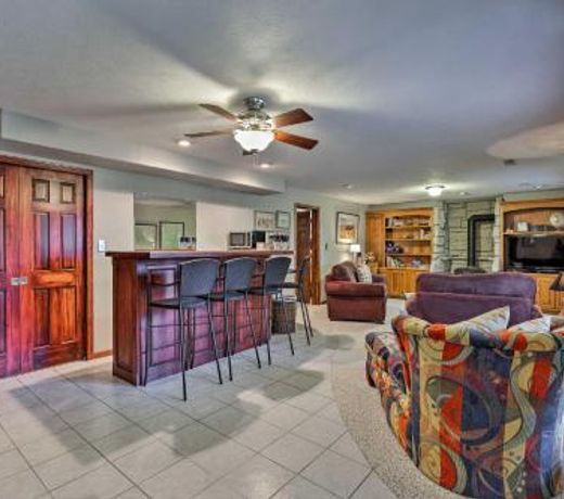 Quaint Getaway with Patio, 3 Mi to Kansas State