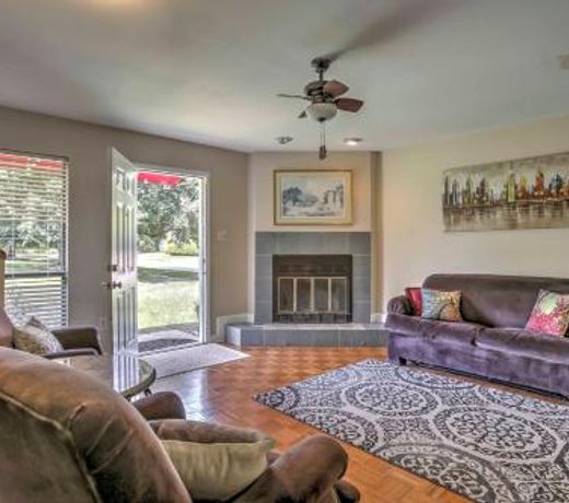 Baton Rouge Townhome with Pool Access - 7 Mi to LSU!