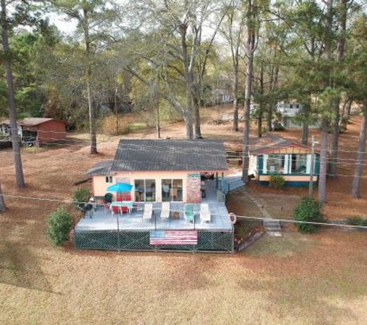 Lakeside Pleasure Island Cabin with Deck and Gas Grill