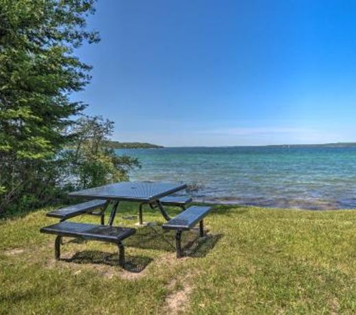 Cabin Nestled by Lake Charlevoix Pets are Welcome