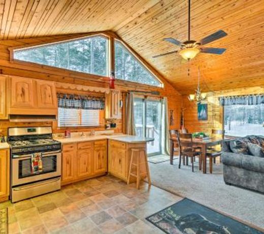 Thunder Cove Cabin Manistique Cabin with Lake View!