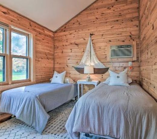 Waterfront Cabin in Detroit Lakes with Deck and Yard