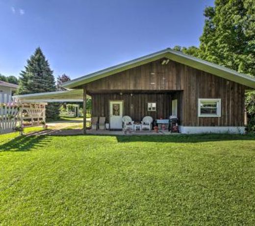 Rural La Crescent Home with Views on Minnesota Bluffs