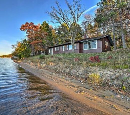 Pelican Lake Cabin with Breathtaking Sunset Views!