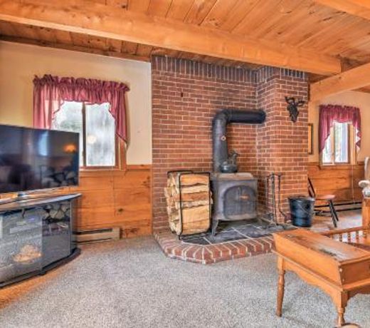 Cozy White Mountain Home - 5 Mins to Attitash Mtn!