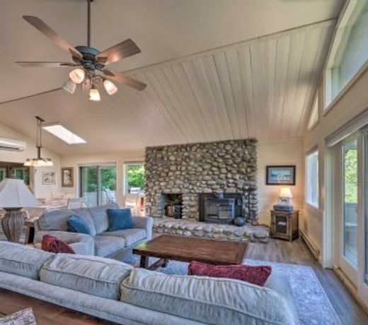 House with Balcony - 5 half Miles to Cranmore Resort!