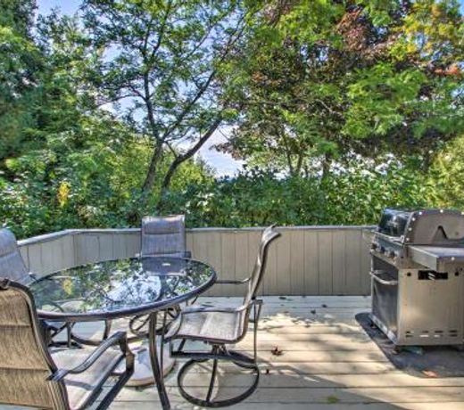 House with Balcony - 5 half Miles to Cranmore Resort!