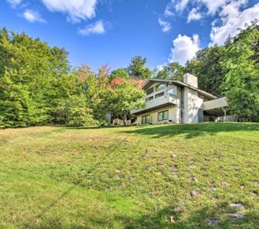 House with Balcony - 5 half Miles to Cranmore Resort!