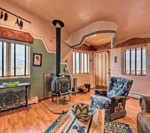 House on 1 half Acres - 30 Mins to Taos Ski Valley!