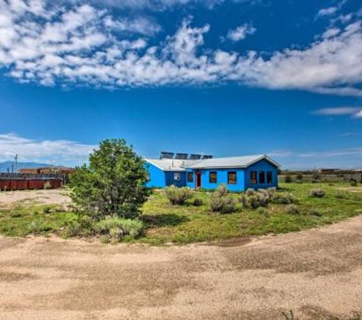Cozy Blue Adobe with Steam Room 2 Mi from Taos!