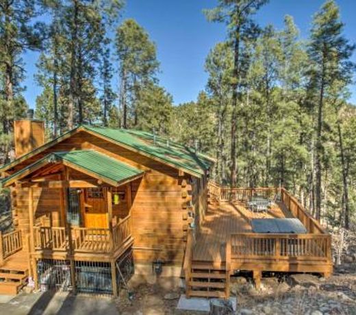 Secluded The Lincoln Cabin with Hot Tub and 3 Decks!