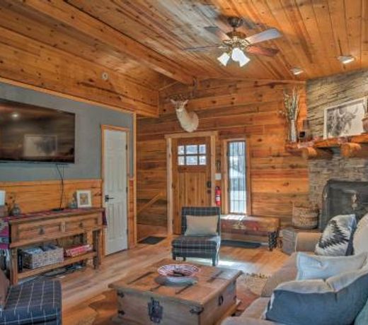 Secluded The Lincoln Cabin with Hot Tub and 3 Decks!