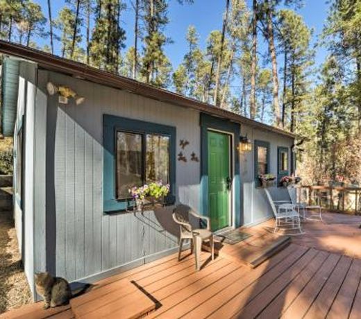 Cozy Ruidoso Cabin with Decks - 1 Mile to Downtown!