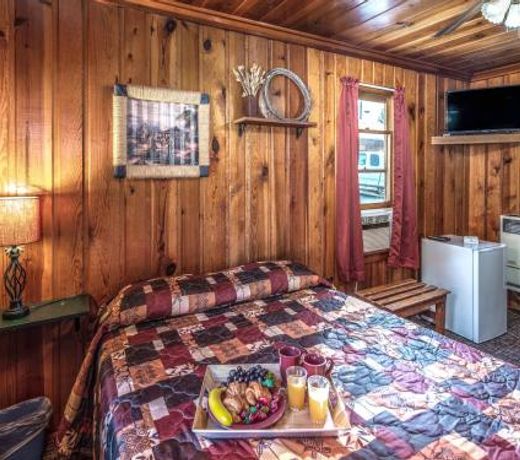 Apache Village 1, Queen Bed, Midtown, Pet Friendly, Sleeps 2